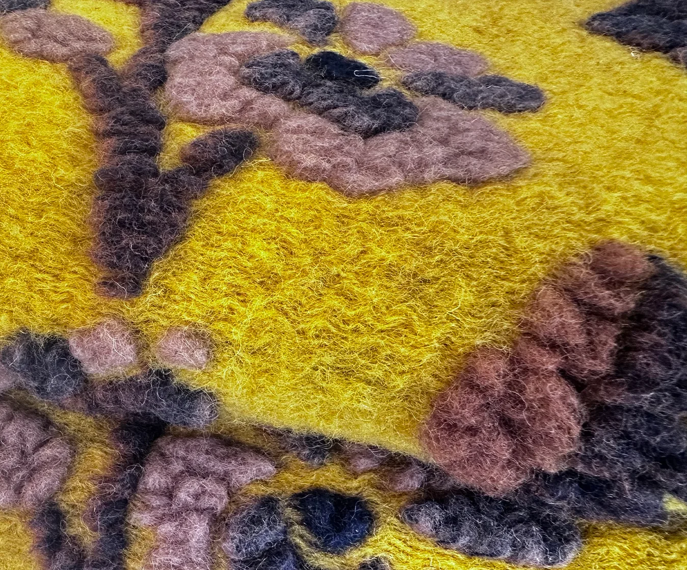 particolare plaid lanacotta giallo con motivo floreale