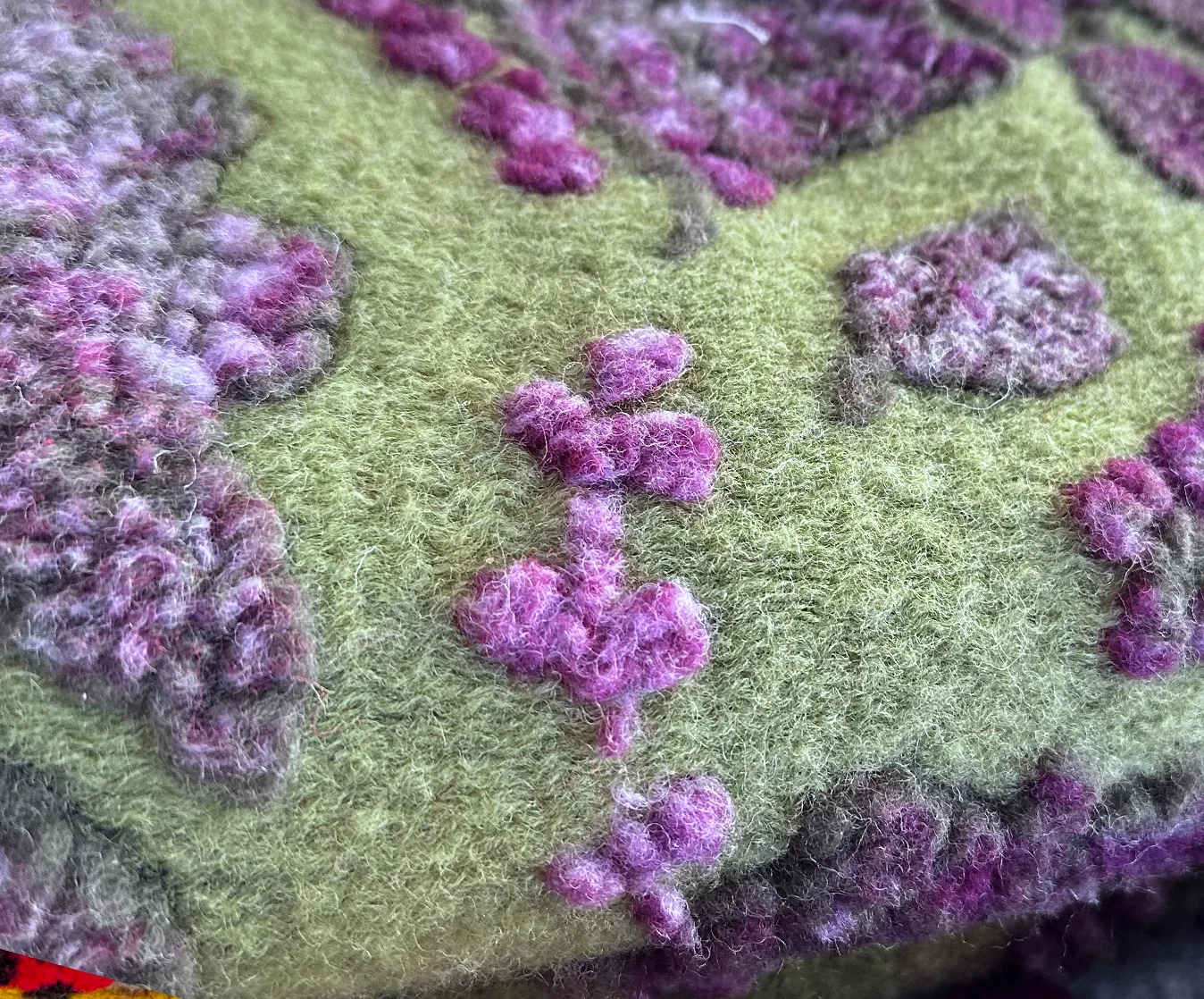 particolare plaid lanacotta verde con motivo floreale