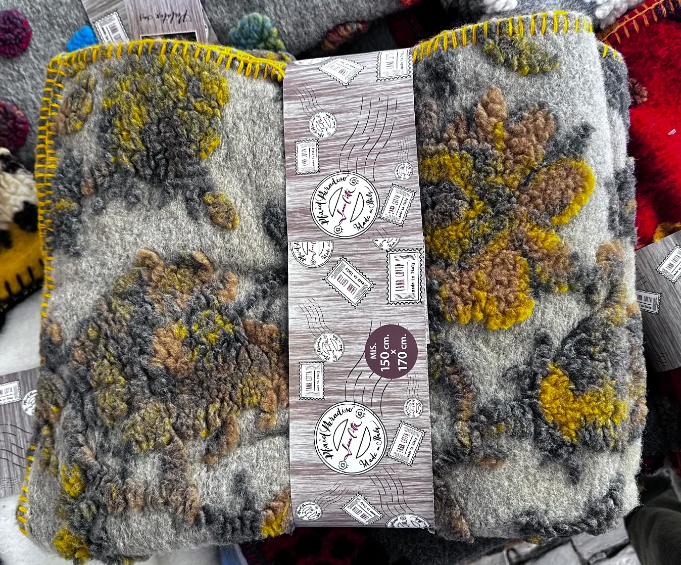 particolare plaid lanacotta grigio con motivo floreale